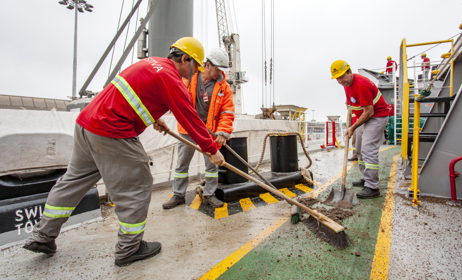 O Porto de Paranaguá lembra nesta sexta-feira (13) o aniversário de 116 de organização da categoria dos estivadores no Paraná. Fundado em 1903, o Sindicato dos Estivadores de Paranaguá (Sindestiva) foi um dos primeiros do país. É a classe de Trabalhador Portuário Avulso (TPA) mais antiga de Paranaguá. Atualmente, são cerca de 1.100 estivadores ativos no porto paranaense.