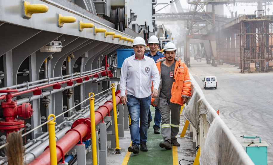 O Porto de Paranaguá lembra nesta sexta-feira (13) o aniversário de 116 de organização da categoria dos estivadores no Paraná. Fundado em 1903, o Sindicato dos Estivadores de Paranaguá (Sindestiva) foi um dos primeiros do país. É a classe de Trabalhador Portuário Avulso (TPA) mais antiga de Paranaguá. Atualmente, são cerca de 1.100 estivadores ativos no porto paranaense.