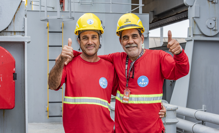 O Porto de Paranaguá lembra nesta sexta-feira (13) o aniversário de 116 de organização da categoria dos estivadores no Paraná. Fundado em 1903, o Sindicato dos Estivadores de Paranaguá (Sindestiva) foi um dos primeiros do país. É a classe de Trabalhador Portuário Avulso (TPA) mais antiga de Paranaguá. Atualmente, são cerca de 1.100 estivadores ativos no porto paranaense.