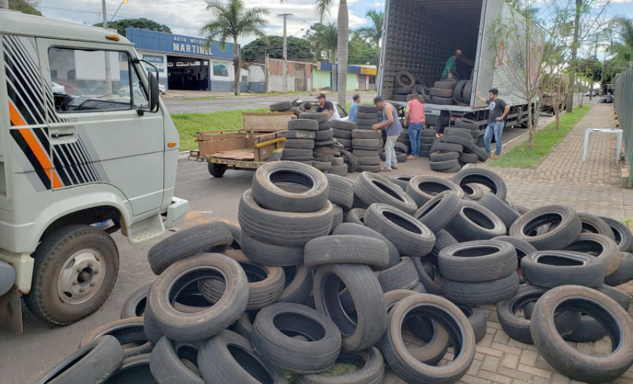 Um acordo firmado pela Secretaria de Estado do Desenvolvimento Sustentável e a Associação Nacional da Indústria de Pneumáticos (Anip) levará as ações de logística reversa de pneus aos 399 paranaenses. Dirigentes da secretaria e da Anip se reuniram nesta semana, em Curitiba, para tratar da logística reversa de pneus e sua destinação adequada no Paraná.Foto: Divulgação/SEDEST