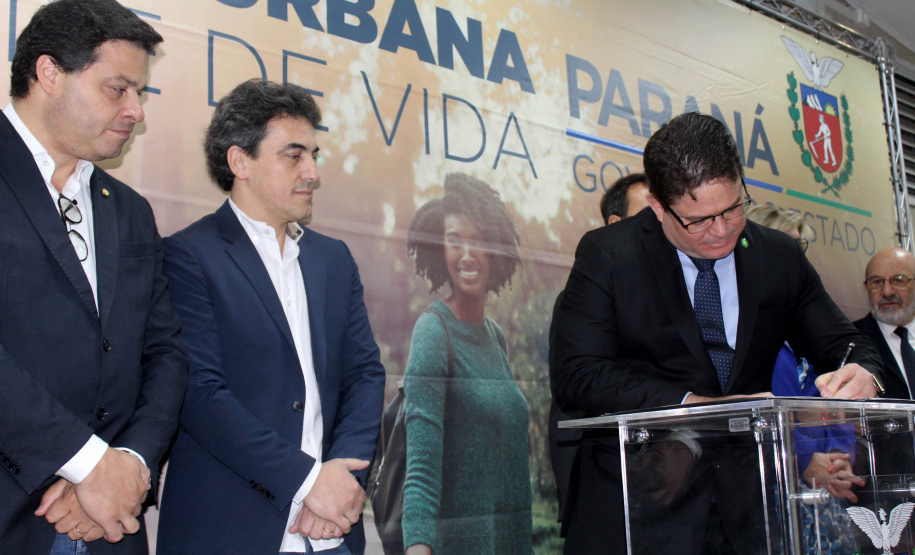 Foi assinada nesta sexta-feira (13) a ordem de serviço para o início dos estudos das Concessões de Rodovias Paranaenses. É o início do trabalho conjunto do Governo do Paraná e a União para modelagem do novo programa de concessões de rodovias que cortam o Paraná. Ao todo, serão licitados pelo Governo Federal 4,1 mil quilômetros de estradas estaduais e federais até 2021. Foto: Divulgação/SEIL