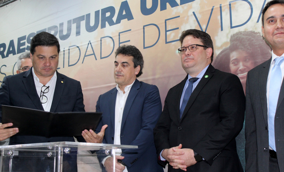 Foi assinada nesta sexta-feira (13) a ordem de serviço para o início dos estudos das Concessões de Rodovias Paranaenses. É o início do trabalho conjunto do Governo do Paraná e a União para modelagem do novo programa de concessões de rodovias que cortam o Paraná. Ao todo, serão licitados pelo Governo Federal 4,1 mil quilômetros de estradas estaduais e federais até 2021. Foto: Divulgação/SEIL