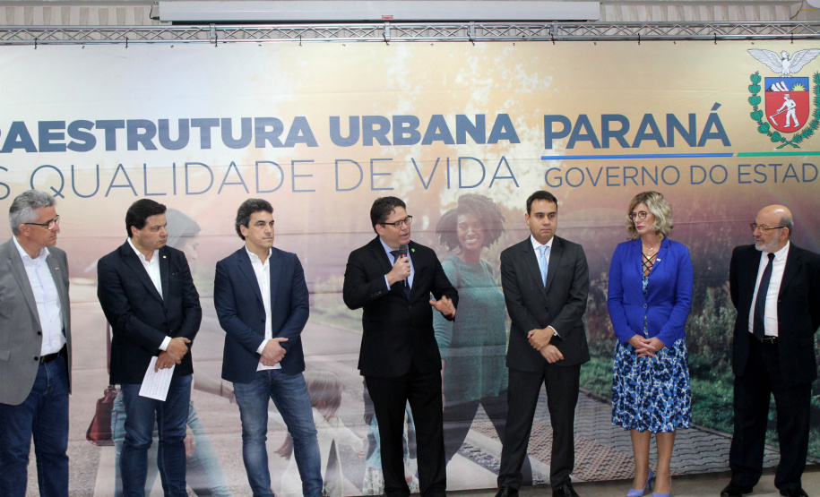 Foi assinada nesta sexta-feira (13) a ordem de serviço para o início dos estudos das Concessões de Rodovias Paranaenses. É o início do trabalho conjunto do Governo do Paraná e a União para modelagem do novo programa de concessões de rodovias que cortam o Paraná. Ao todo, serão licitados pelo Governo Federal 4,1 mil quilômetros de estradas estaduais e federais até 2021. Foto: Divulgação/SEIL