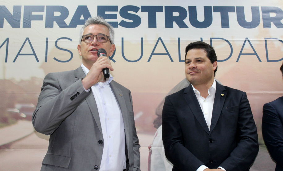 Foi assinada nesta sexta-feira (13) a ordem de serviço para o início dos estudos das Concessões de Rodovias Paranaenses. É o início do trabalho conjunto do Governo do Paraná e a União para modelagem do novo programa de concessões de rodovias que cortam o Paraná. Ao todo, serão licitados pelo Governo Federal 4,1 mil quilômetros de estradas estaduais e federais até 2021. Foto: Divulgação/SEIL