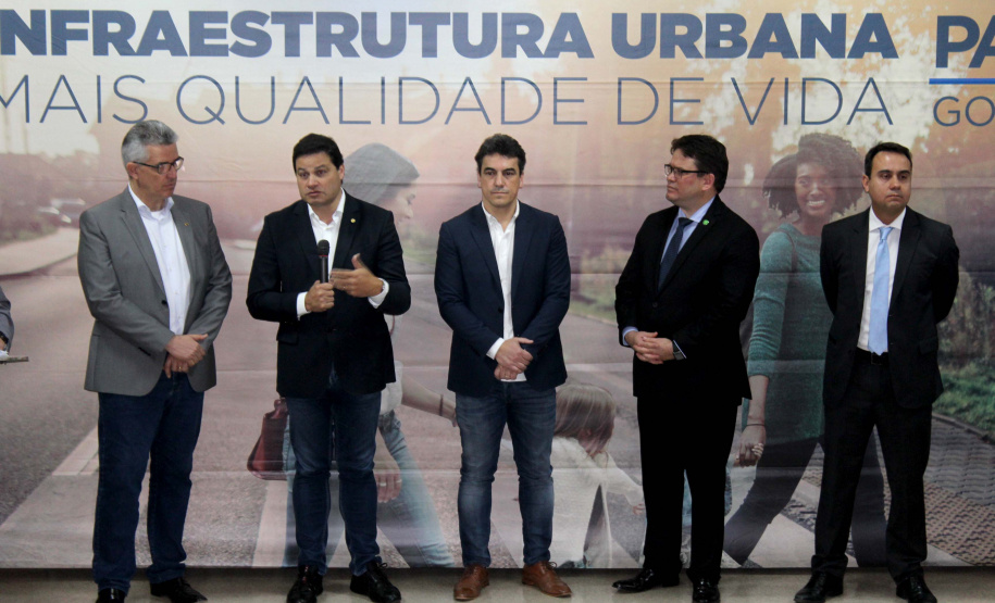 Foi assinada nesta sexta-feira (13) a ordem de serviço para o início dos estudos das Concessões de Rodovias Paranaenses. É o início do trabalho conjunto do Governo do Paraná e a União para modelagem do novo programa de concessões de rodovias que cortam o Paraná. Ao todo, serão licitados pelo Governo Federal 4,1 mil quilômetros de estradas estaduais e federais até 2021. Foto: Divulgação/SEIL