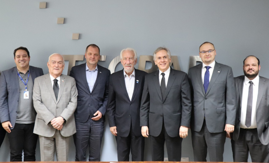 O vice-governador Darci Piana acompanhou nesta sexta-feira (13) empresários da República Tcheca que foram conhecer as soluções tecnológicas desenvolvidas pelo Tecpar e propor parcerias com o país. Integraram a comitiva o diretor de exportações da fabricante de veículos Tatra Trucks, Pavél Petrásek; e o gerente comercial para América Latina da CSG Aerospace, Jirí Kupka. Foto: Divulgação/Tecpar