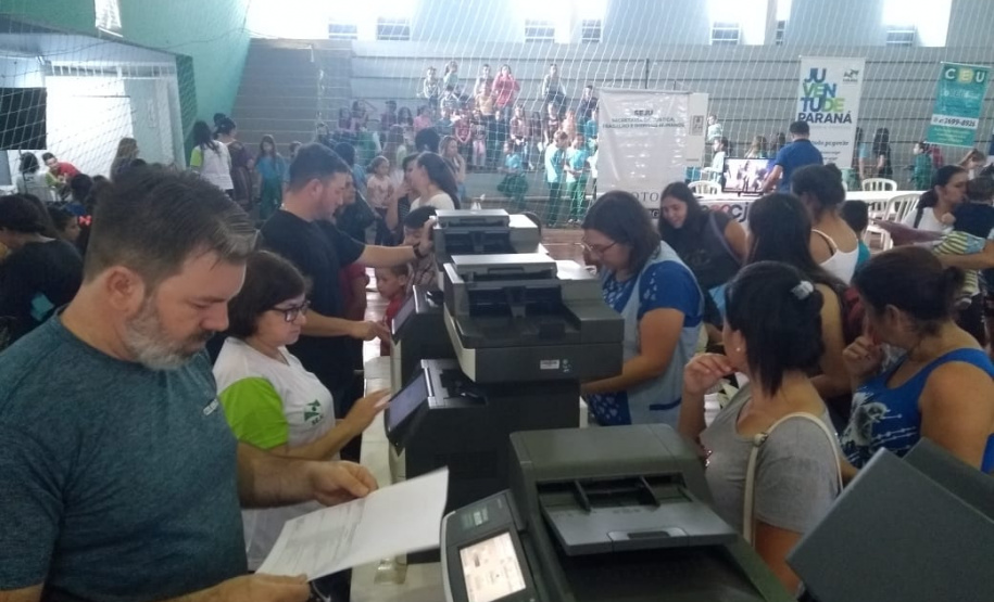Em Almirante Tamandaré, município da Região Metropolitana de Curitiba, a 15ª edição do Paraná Cidadão na gestão do governador Carlos Massa Ratinho Júnior registrou quase 17 mil atendimentos no Ginásio de Esportes Buzatão. Foto: Divulgação/SEJUF