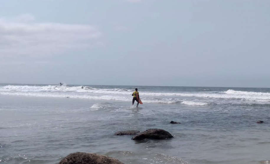 A Paraná Turismo apoiou com divulgação e marketing o evento neste fim de semana na Ilha do Mel. Surfistas profissionais desembarcaram na Ilha do Mel para mais uma etapa válida pelo Campeonato Brasileiro de Surfe. O Cattalini apresenta: Eco Ilha Surf Pro 2019 reuniu a elite do esporte nacional na disputa pelos 3 mil pontos no ranking e pelos R$ 30 mil em dinheiro, a maior premiação da história do surfe na categoria masculino, no Paraná. Foto:Kelly Frizo/Divulgação Esporte Paraná