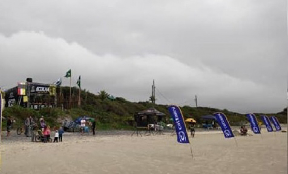 A Paraná Turismo apoiou com divulgação e marketing o evento neste fim de semana na Ilha do Mel. Surfistas profissionais desembarcaram na Ilha do Mel para mais uma etapa válida pelo Campeonato Brasileiro de Surfe. O Cattalini apresenta: Eco Ilha Surf Pro 2019 reuniu a elite do esporte nacional na disputa pelos 3 mil pontos no ranking e pelos R$ 30 mil em dinheiro, a maior premiação da história do surfe na categoria masculino, no Paraná. Foto:Kelly Frizo/Divulgação Esporte Paraná