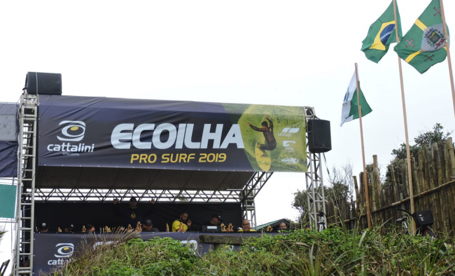 A Paraná Turismo apoiou com divulgação e marketing o evento neste fim de semana na Ilha do Mel. Surfistas profissionais desembarcaram na Ilha do Mel para mais uma etapa válida pelo Campeonato Brasileiro de Surfe. O Cattalini apresenta: Eco Ilha Surf Pro 2019 reuniu a elite do esporte nacional na disputa pelos 3 mil pontos no ranking e pelos R$ 30 mil em dinheiro, a maior premiação da história do surfe na categoria masculino, no Paraná. Foto:Kelly Frizo/Divulgação Esporte Paraná