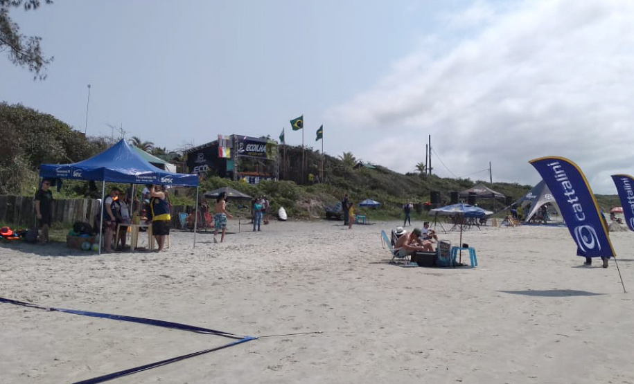 A Paraná Turismo apoiou com divulgação e marketing o evento neste fim de semana na Ilha do Mel. Surfistas profissionais desembarcaram na Ilha do Mel para mais uma etapa válida pelo Campeonato Brasileiro de Surfe. O Cattalini apresenta: Eco Ilha Surf Pro 2019 reuniu a elite do esporte nacional na disputa pelos 3 mil pontos no ranking e pelos R$ 30 mil em dinheiro, a maior premiação da história do surfe na categoria masculino, no Paraná. Foto:Kelly Frizo/Divulgação Esporte Paraná