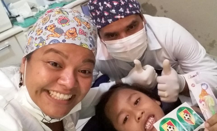 A política de inclusão indígena no ensino superior do Paraná, por meio do Vestibular dos Povos Indígenas, é pioneira no Brasil e contribui para melhorar a vida das comunidades. Elis Regina nasceu na aldeia indígena de Laranjinhas, localizado no município de Santa Amélia, a 130 quilômetros de Londrina. Foi no curso de odontologia da Universidade Estadual de Londrina (UEL) que Elis fez sua formação para atender mensalmente mais de 400 pessoas da comunidade em que vive. Foto: Divulgação/SETI