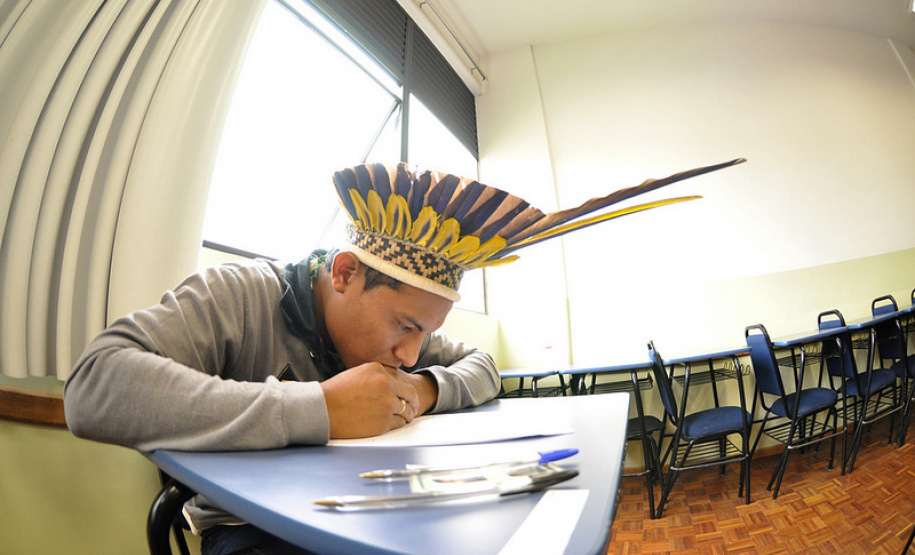 O Vestibular dos Povos Indígenas será disputado neste ano por 750 candidatos de diferentes etnias, entre elas Kaingang, Guarani, Xetá, Fulni-ô e Terena. Eles concorrerão a 52 vagas, sendo seis em cada uma das sete universidades estaduais e dez na Universidade Federal do Paraná (UFPR). O número representa um aumento de mais de 1000% na procura por cursos de graduação desde que foi criado, há 17 anos. Foto: Divulgação/SETI