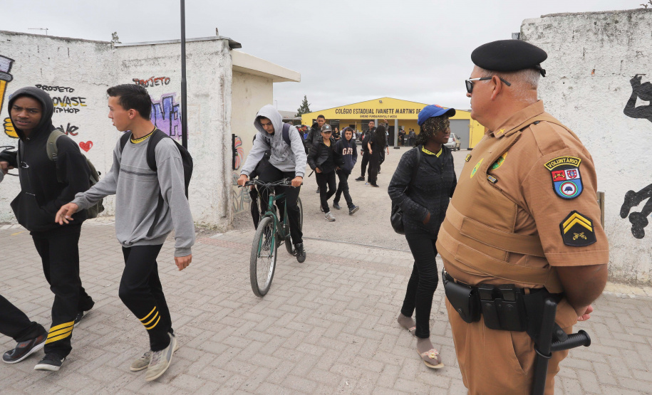 Escola Segura - cabo Andrade, policial voluntário do Colégio Estadual Ivete Martins de Souza.Piraquara, 13-09-19.Foto: Arnaldo Alves / AEN.