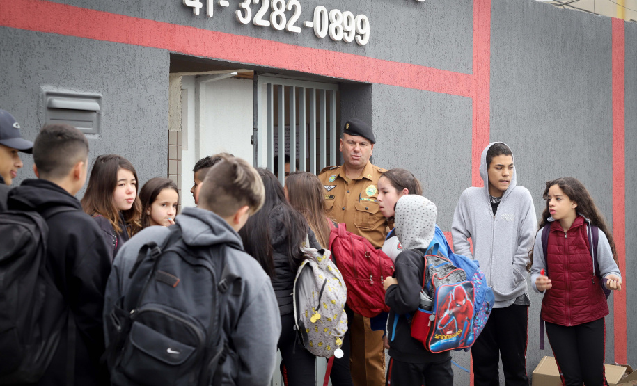 Escola Segura - Colégio Estadual Profa. Lindaura R. Lucas. - cabo Garcia, policial voluntário.São José dos Pinhais, 13-09-19.Foto: Arnaldo Alves / AEN.