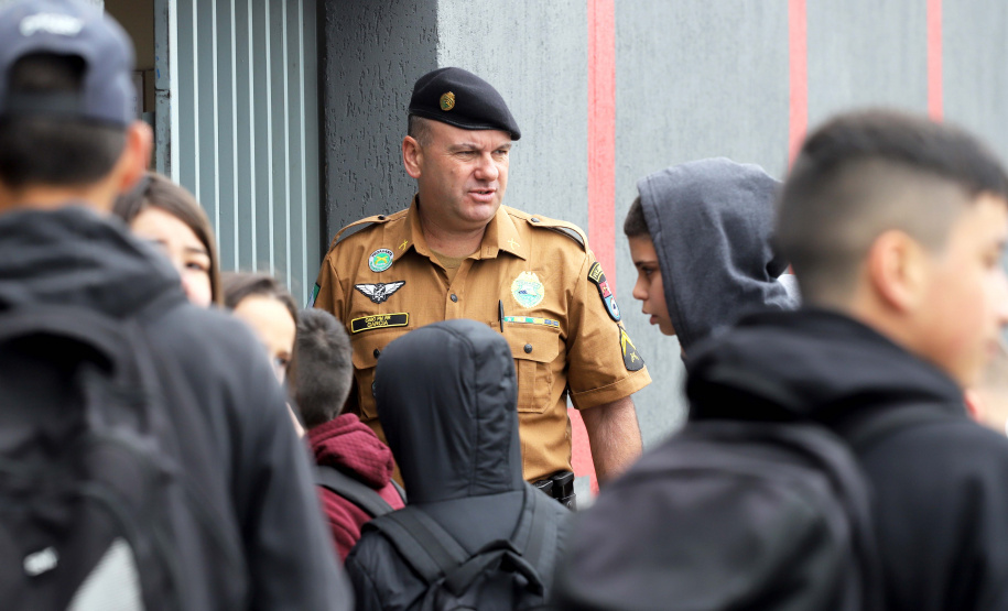 Escola Segura - Colégio Estadual Profa. Lindaura R. Lucas. - cabo Garcia, policial voluntário.São José dos Pinhais, 13-09-19.Foto: Arnaldo Alves / AEN.