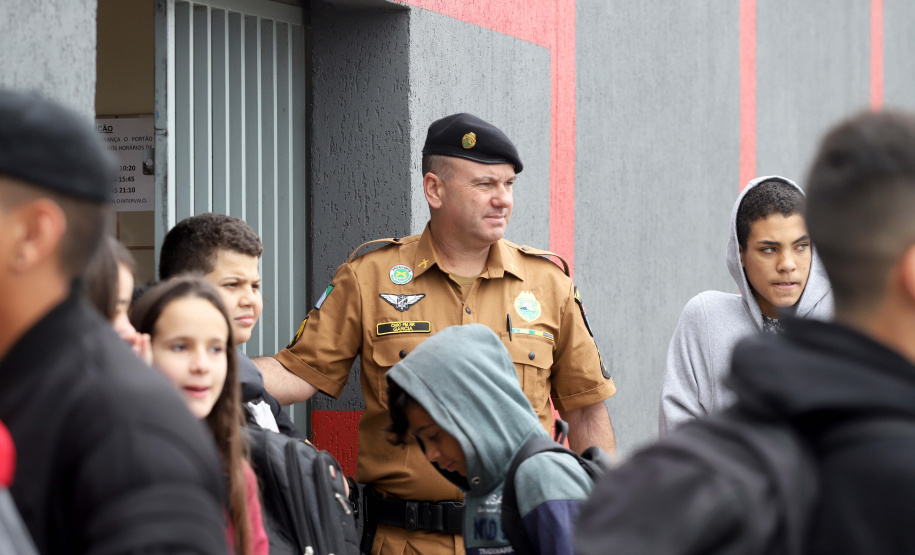 Escola Segura - Colégio Estadual Profa. Lindaura R. Lucas. - cabo Garcia, policial voluntário.São José dos Pinhais, 13-09-19.Foto: Arnaldo Alves / AEN.
