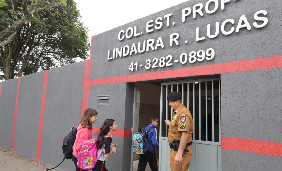 Escola Segura - Colégio Estadual Profa. Lindaura R. Lucas. - cabo Garcia, policial voluntário.São José dos Pinhais, 13-09-19.Foto: Arnaldo Alves / AEN.