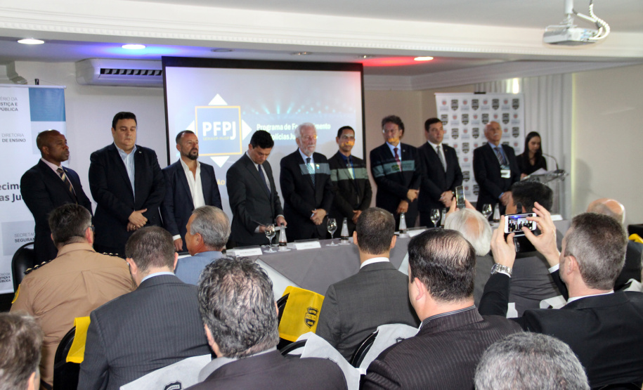 Paraná participa de programa para fortalecer a polícia judiciária.

O vice-governador Darci Piana participou da abertura, junto com o ministro da Justiça, Sérgio Moro, e o secretário da Segurança Pública, Romulo Marinho Soares. O evento terá duração de uma semana e as discussões são direcionadas aos delegados da Polícia Civil do Paraná, a fim de dividir e difundir experiências e boas práticas no combate ao crime organizado, corrupção e lavagem de dinheiro.Foto: Divulgação/SESP