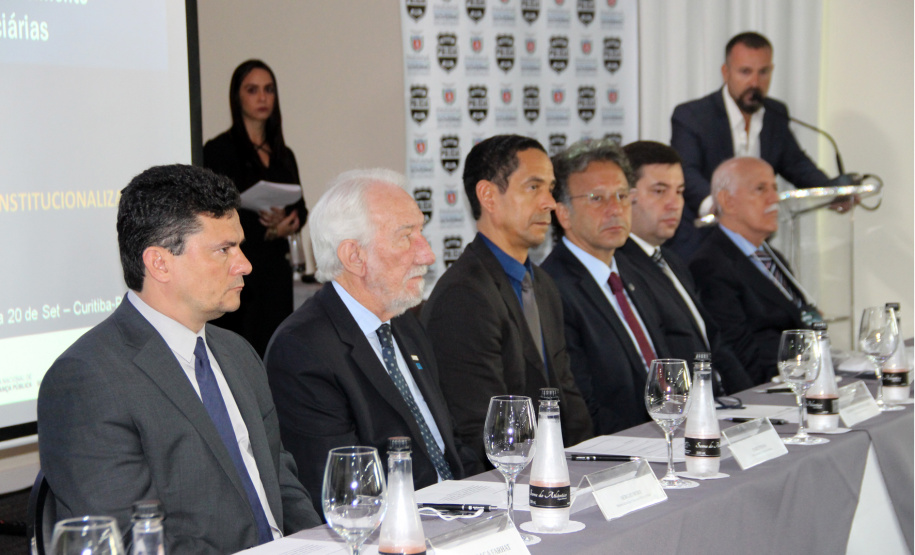 Paraná participa de programa para fortalecer a polícia judiciária.

O vice-governador Darci Piana participou da abertura, junto com o ministro da Justiça, Sérgio Moro, e o secretário da Segurança Pública, Romulo Marinho Soares. O evento terá duração de uma semana e as discussões são direcionadas aos delegados da Polícia Civil do Paraná, a fim de dividir e difundir experiências e boas práticas no combate ao crime organizado, corrupção e lavagem de dinheiro.Foto: Divulgação/SESP