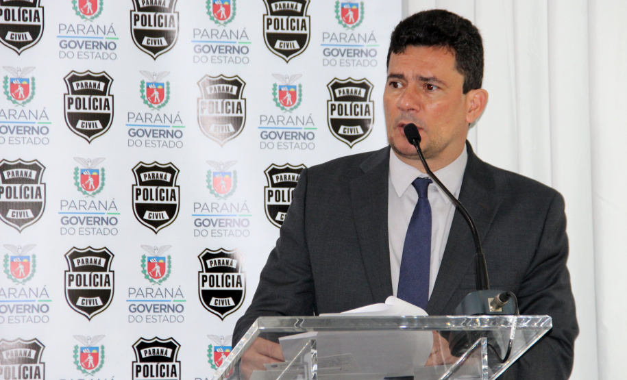 Paraná participa de programa para fortalecer a polícia judiciária.

O vice-governador Darci Piana participou da abertura, junto com o ministro da Justiça, Sérgio Moro, e o secretário da Segurança Pública, Romulo Marinho Soares. O evento terá duração de uma semana e as discussões são direcionadas aos delegados da Polícia Civil do Paraná, a fim de dividir e difundir experiências e boas práticas no combate ao crime organizado, corrupção e lavagem de dinheiro.Foto: Divulgação/SESP