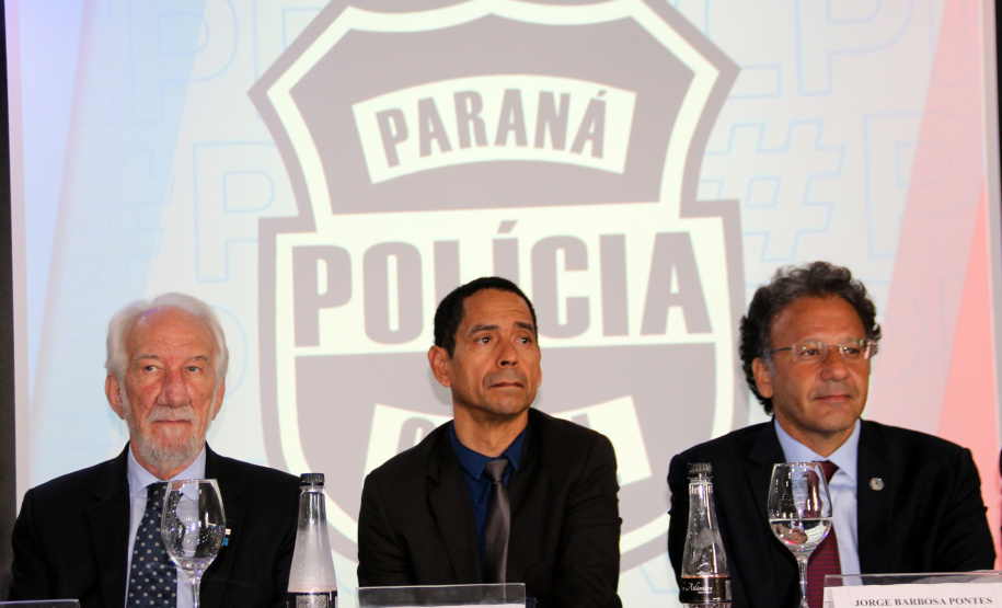 Paraná participa de programa para fortalecer a polícia judiciária.

O vice-governador Darci Piana participou da abertura, junto com o ministro da Justiça, Sérgio Moro, e o secretário da Segurança Pública, Romulo Marinho Soares. O evento terá duração de uma semana e as discussões são direcionadas aos delegados da Polícia Civil do Paraná, a fim de dividir e difundir experiências e boas práticas no combate ao crime organizado, corrupção e lavagem de dinheiro.Foto: Divulgação/SESP