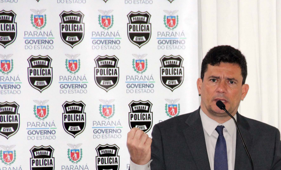 Paraná participa de programa para fortalecer a polícia judiciária.

O vice-governador Darci Piana participou da abertura, junto com o ministro da Justiça, Sérgio Moro, e o secretário da Segurança Pública, Romulo Marinho Soares. O evento terá duração de uma semana e as discussões são direcionadas aos delegados da Polícia Civil do Paraná, a fim de dividir e difundir experiências e boas práticas no combate ao crime organizado, corrupção e lavagem de dinheiro.Foto: Divulgação/SESP