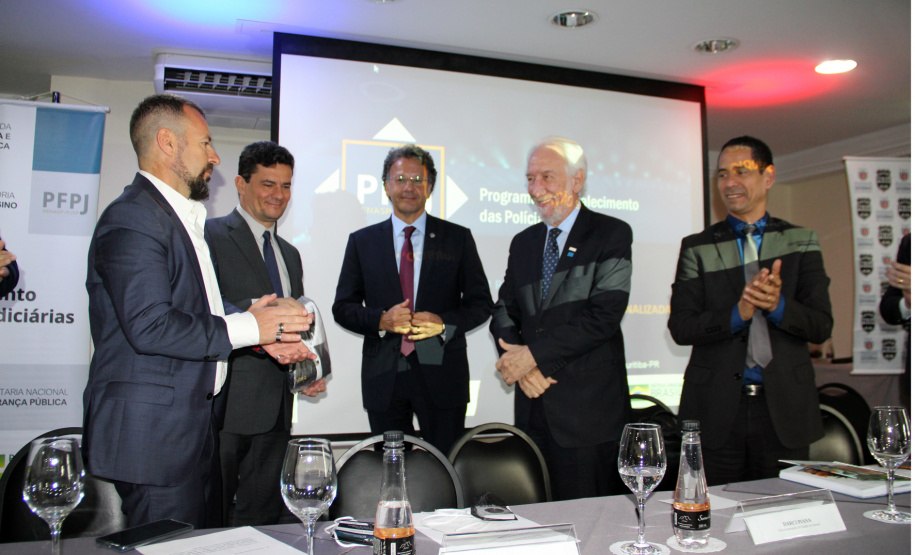 Paraná participa de programa para fortalecer a polícia judiciária.

O vice-governador Darci Piana participou da abertura, junto com o ministro da Justiça, Sérgio Moro, e o secretário da Segurança Pública, Romulo Marinho Soares. O evento terá duração de uma semana e as discussões são direcionadas aos delegados da Polícia Civil do Paraná, a fim de dividir e difundir experiências e boas práticas no combate ao crime organizado, corrupção e lavagem de dinheiro.Foto: Divulgação/SESP