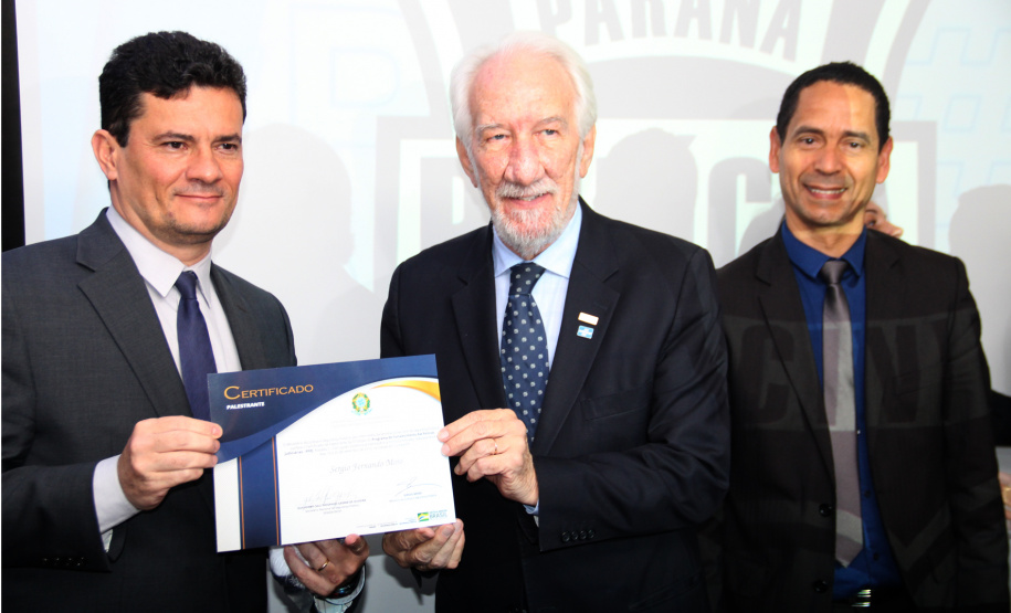 Paraná participa de programa para fortalecer a polícia judiciária.

O vice-governador Darci Piana participou da abertura, junto com o ministro da Justiça, Sérgio Moro, e o secretário da Segurança Pública, Romulo Marinho Soares. O evento terá duração de uma semana e as discussões são direcionadas aos delegados da Polícia Civil do Paraná, a fim de dividir e difundir experiências e boas práticas no combate ao crime organizado, corrupção e lavagem de dinheiro.Foto: Divulgação/SESP