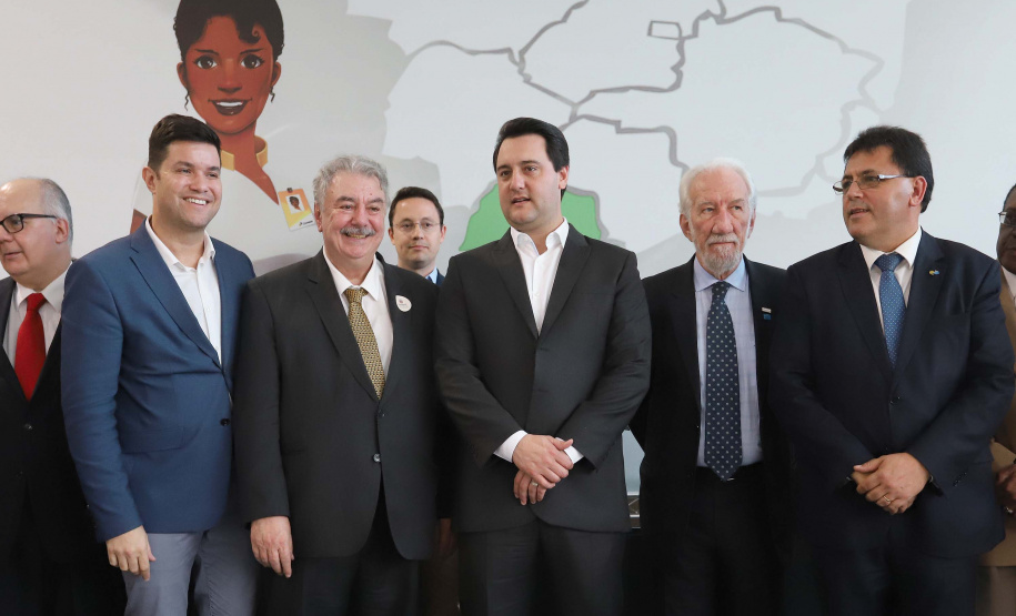 O Governo do Estado e os Correios firmam nesta segunda-feira (16) protocolo de intenções para a implantação do Balcão do Cidadão no Paraná