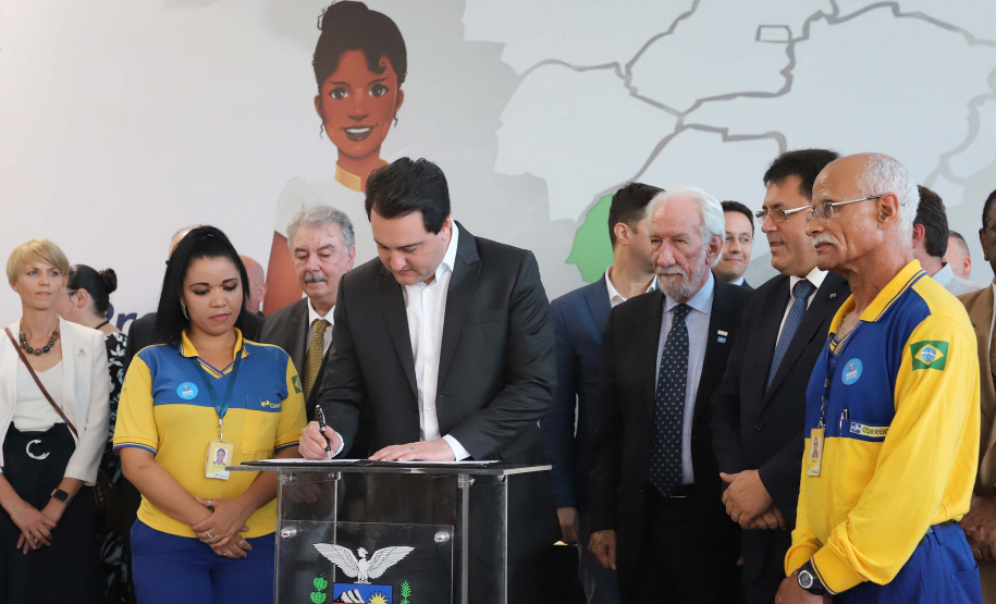 O Governo do Estado e os Correios firmam nesta segunda-feira (16) protocolo de intenções para a implantação do Balcão do Cidadão no Paraná