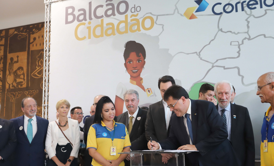 O Governo do Estado e os Correios firmam nesta segunda-feira (16) protocolo de intenções para a implantação do Balcão do Cidadão no Paraná