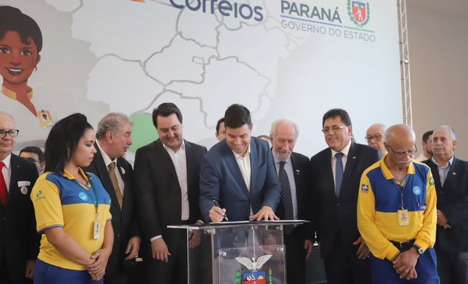 O Governo do Estado e os Correios firmam nesta segunda-feira (16) protocolo de intenções para a implantação do Balcão do Cidadão no Paraná