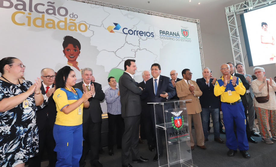 O Governo do Estado e os Correios firmam nesta segunda-feira (16) protocolo de intenções para a implantação do Balcão do Cidadão no Paraná