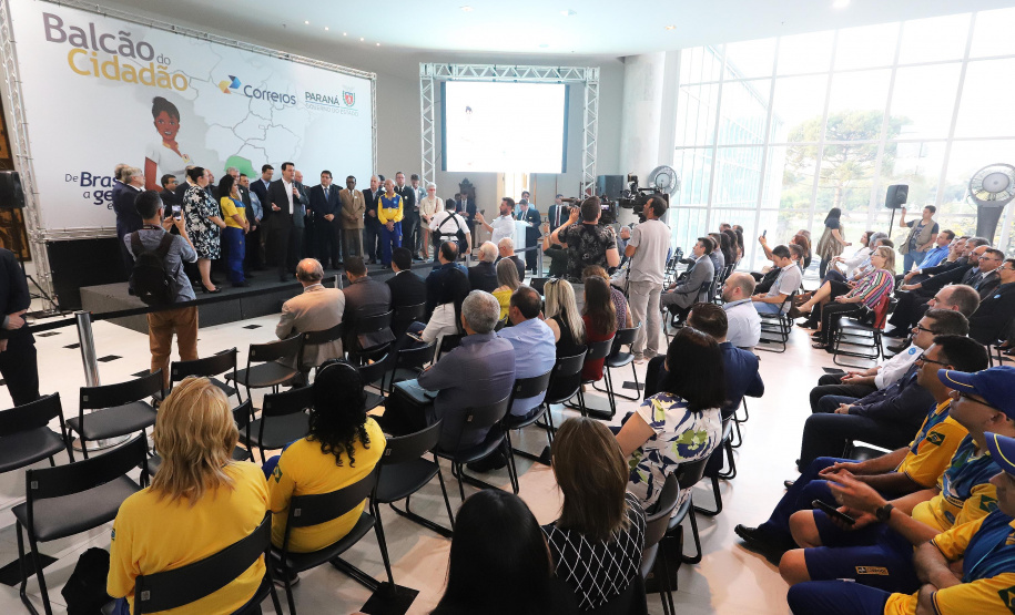 O Governo do Estado e os Correios firmam nesta segunda-feira (16) protocolo de intenções para a implantação do Balcão do Cidadão no Paraná