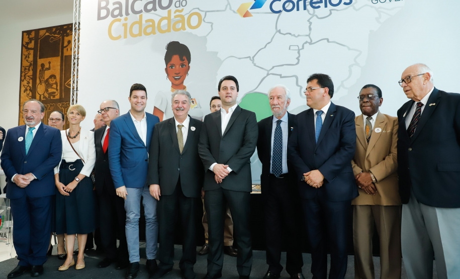 O Governo do Estado firmou nesta segunda-feira (16) um protocolo de intenções com os Correios para implantação, NO Paraná, do programa Balcão do Cidadão. A iniciativa prevê a disponibilização de serviços públicos nas agências dos Correios, que estão em todos os municípios. O termo foi assinado pelo governador Carlos Massa Ratinho Junior e pelo superintendente de Operações dos Correio no Paraná, Paulo Kremer, em cerimônia no Palácio Iguaçu.