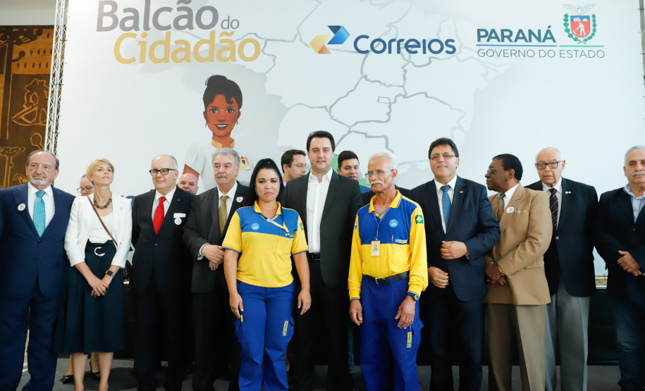 O Governo do Estado firmou nesta segunda-feira (16) um protocolo de intenções com os Correios para implantação, NO Paraná, do programa Balcão do Cidadão. A iniciativa prevê a disponibilização de serviços públicos nas agências dos Correios, que estão em todos os municípios. O termo foi assinado pelo governador Carlos Massa Ratinho Junior e pelo superintendente de Operações dos Correio no Paraná, Paulo Kremer, em cerimônia no Palácio Iguaçu.