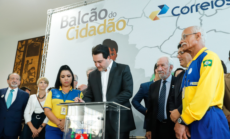 O Governo do Estado firmou nesta segunda-feira (16) um protocolo de intenções com os Correios para implantação, NO Paraná, do programa Balcão do Cidadão. A iniciativa prevê a disponibilização de serviços públicos nas agências dos Correios, que estão em todos os municípios. O termo foi assinado pelo governador Carlos Massa Ratinho Junior e pelo superintendente de Operações dos Correio no Paraná, Paulo Kremer, em cerimônia no Palácio Iguaçu.