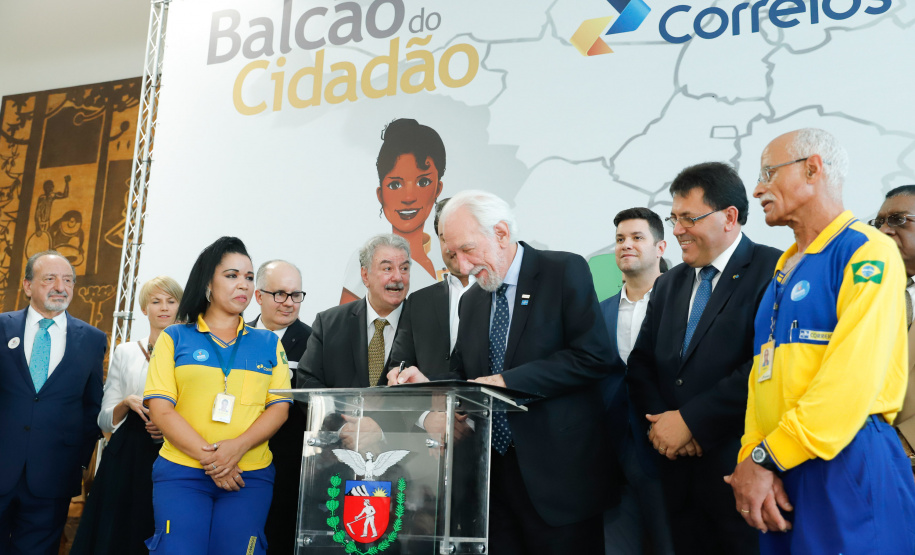 O Governo do Estado firmou nesta segunda-feira (16) um protocolo de intenções com os Correios para implantação, NO Paraná, do programa Balcão do Cidadão. A iniciativa prevê a disponibilização de serviços públicos nas agências dos Correios, que estão em todos os municípios. O termo foi assinado pelo governador Carlos Massa Ratinho Junior e pelo superintendente de Operações dos Correio no Paraná, Paulo Kremer, em cerimônia no Palácio Iguaçu.