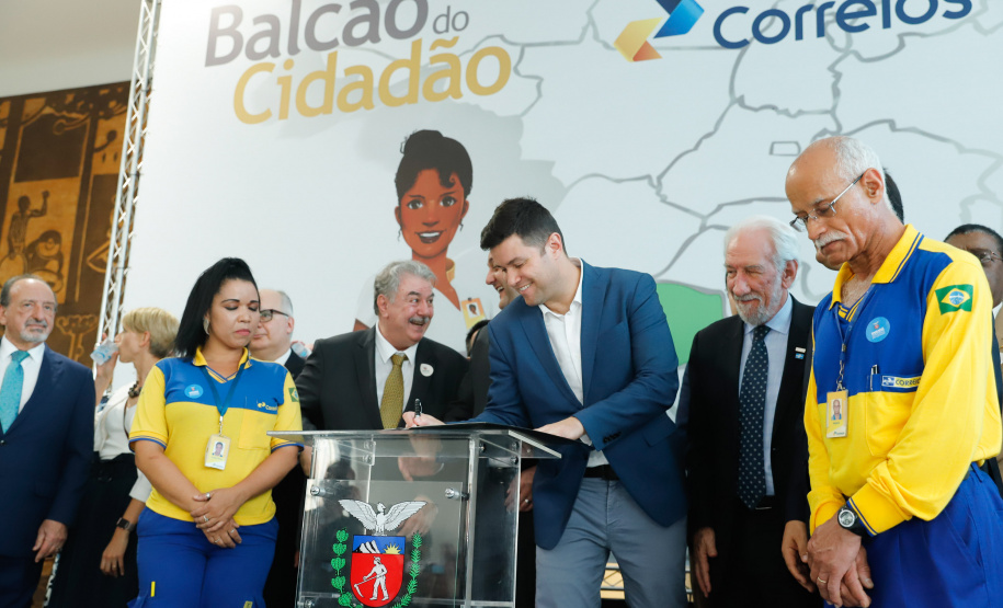 O Governo do Estado firmou nesta segunda-feira (16) um protocolo de intenções com os Correios para implantação, NO Paraná, do programa Balcão do Cidadão. A iniciativa prevê a disponibilização de serviços públicos nas agências dos Correios, que estão em todos os municípios. O termo foi assinado pelo governador Carlos Massa Ratinho Junior e pelo superintendente de Operações dos Correio no Paraná, Paulo Kremer, em cerimônia no Palácio Iguaçu.
