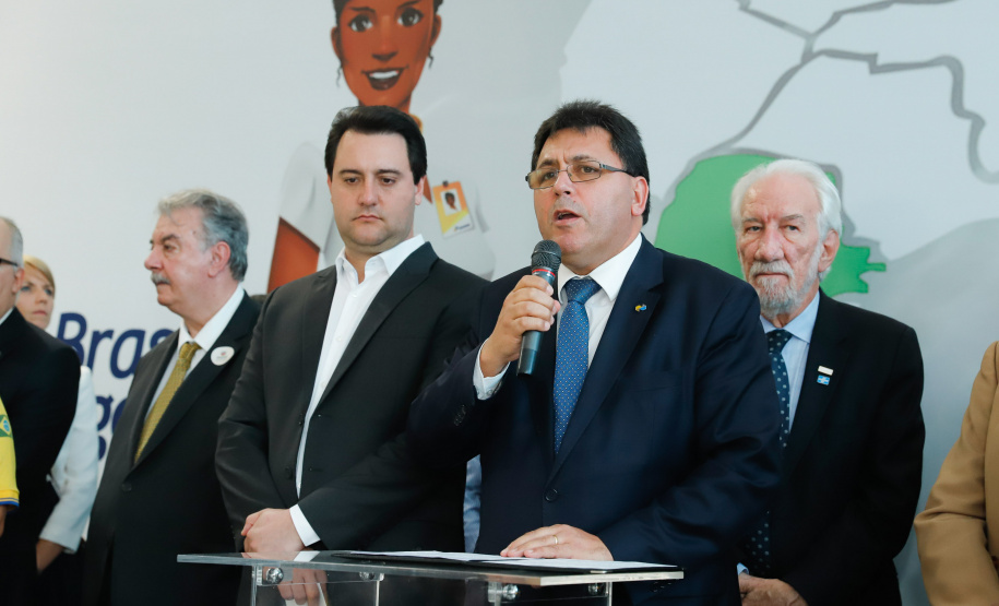 O Governo do Estado firmou nesta segunda-feira (16) um protocolo de intenções com os Correios para implantação, NO Paraná, do programa Balcão do Cidadão. A iniciativa prevê a disponibilização de serviços públicos nas agências dos Correios, que estão em todos os municípios. O termo foi assinado pelo governador Carlos Massa Ratinho Junior e pelo superintendente de Operações dos Correio no Paraná, Paulo Kremer, em cerimônia no Palácio Iguaçu.