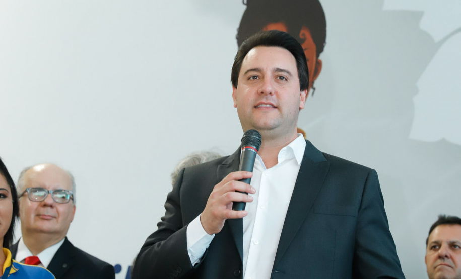 O Governo do Estado firmou nesta segunda-feira (16) um protocolo de intenções com os Correios para implantação, NO Paraná, do programa Balcão do Cidadão. A iniciativa prevê a disponibilização de serviços públicos nas agências dos Correios, que estão em todos os municípios. O termo foi assinado pelo governador Carlos Massa Ratinho Junior e pelo superintendente de Operações dos Correio no Paraná, Paulo Kremer, em cerimônia no Palácio Iguaçu.