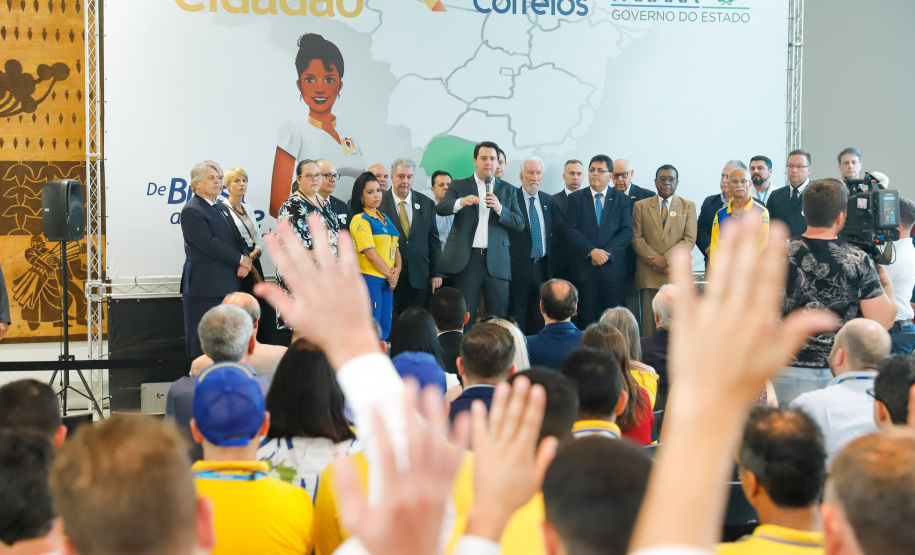 O Governo do Estado firmou nesta segunda-feira (16) um protocolo de intenções com os Correios para implantação, NO Paraná, do programa Balcão do Cidadão. A iniciativa prevê a disponibilização de serviços públicos nas agências dos Correios, que estão em todos os municípios. O termo foi assinado pelo governador Carlos Massa Ratinho Junior e pelo superintendente de Operações dos Correio no Paraná, Paulo Kremer, em cerimônia no Palácio Iguaçu.