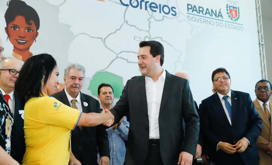 O Governo do Estado firmou nesta segunda-feira (16) um protocolo de intenções com os Correios para implantação, NO Paraná, do programa Balcão do Cidadão. A iniciativa prevê a disponibilização de serviços públicos nas agências dos Correios, que estão em todos os municípios. O termo foi assinado pelo governador Carlos Massa Ratinho Junior e pelo superintendente de Operações dos Correio no Paraná, Paulo Kremer, em cerimônia no Palácio Iguaçu.