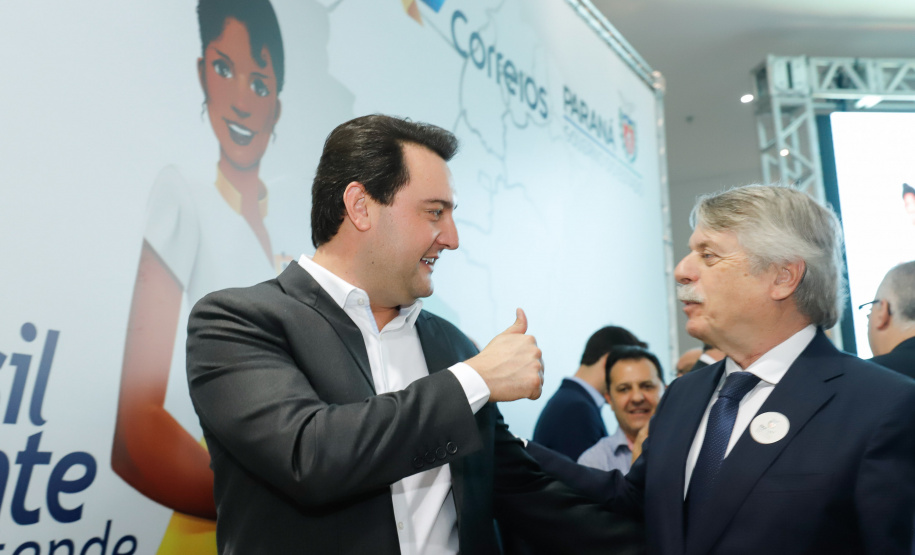 O Governo do Estado firmou nesta segunda-feira (16) um protocolo de intenções com os Correios para implantação, NO Paraná, do programa Balcão do Cidadão. A iniciativa prevê a disponibilização de serviços públicos nas agências dos Correios, que estão em todos os municípios. O termo foi assinado pelo governador Carlos Massa Ratinho Junior e pelo superintendente de Operações dos Correio no Paraná, Paulo Kremer, em cerimônia no Palácio Iguaçu.