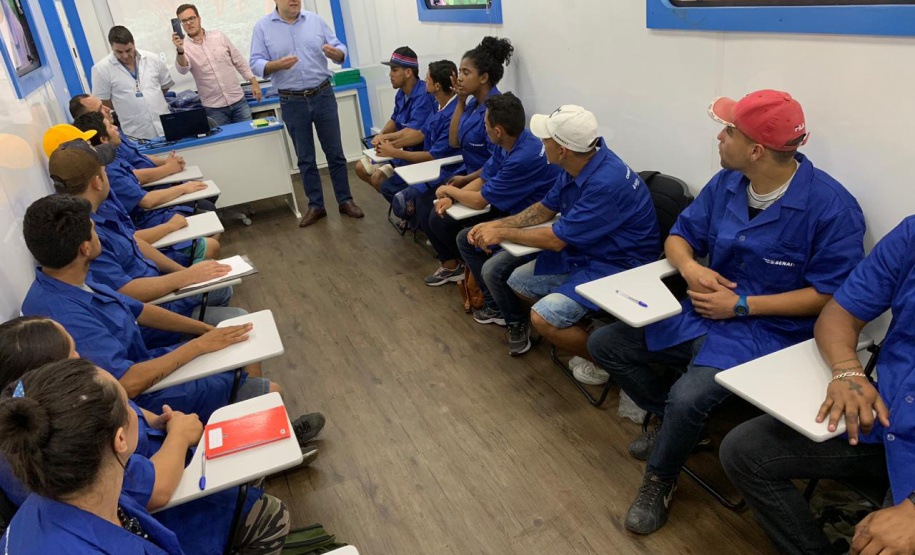 Curitiba está recebendo mais um curso das Carretas do Conhecimento, agora de Manutenção de Motocicletas, que está sendo ofertado no bairro Tatuquara. A aula inaugural foi realizada nesta segunda-feira (16). Foto: Divulgação/SEJUF