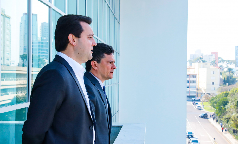 Governador Carlos Massa Ratinho Junior recebe o ministro da Justiça Sérgio Moro.