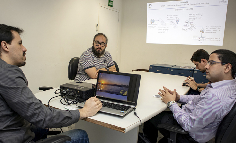 Uma equipe técnica do Porto de Suape, de Pernambuco, visitou nesta terça-feira (17) a Administração dos Portos do Paraná com o objetivo de conhecer o sistema integrado de gestão portuária adotado no Estado. O “AppaWeb” já é referência para outros portos do país. Só este ano, esta é a terceira administração portuária que manifesta interesse no modelo paranaense.