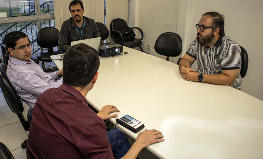 Uma equipe técnica do Porto de Suape, de Pernambuco, visitou nesta terça-feira (17) a Administração dos Portos do Paraná com o objetivo de conhecer o sistema integrado de gestão portuária adotado no Estado. O “AppaWeb” já é referência para outros portos do país. Só este ano, esta é a terceira administração portuária que manifesta interesse no modelo paranaense.