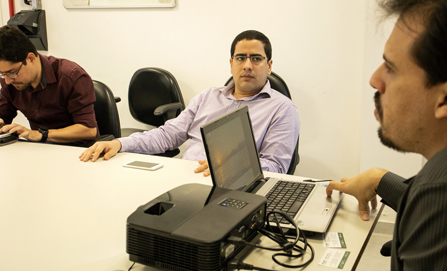 Uma equipe técnica do Porto de Suape, de Pernambuco, visitou nesta terça-feira (17) a Administração dos Portos do Paraná com o objetivo de conhecer o sistema integrado de gestão portuária adotado no Estado. O “AppaWeb” já é referência para outros portos do país. Só este ano, esta é a terceira administração portuária que manifesta interesse no modelo paranaense.
